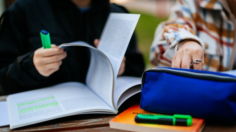 Libro di scuola con astuccio ed evidenziatore